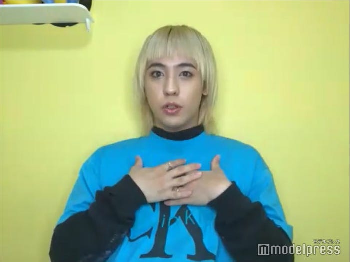 自宅からリモートインタビューに応じたりゅうちぇる(C)モデルプレス