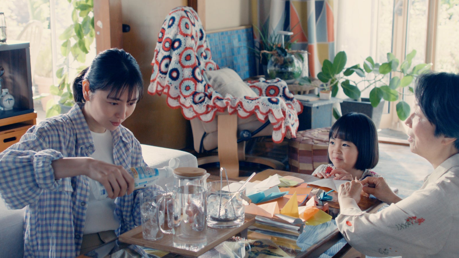 長澤まさみ、原春奈／新TVCM「三世代」編より（提供写真）