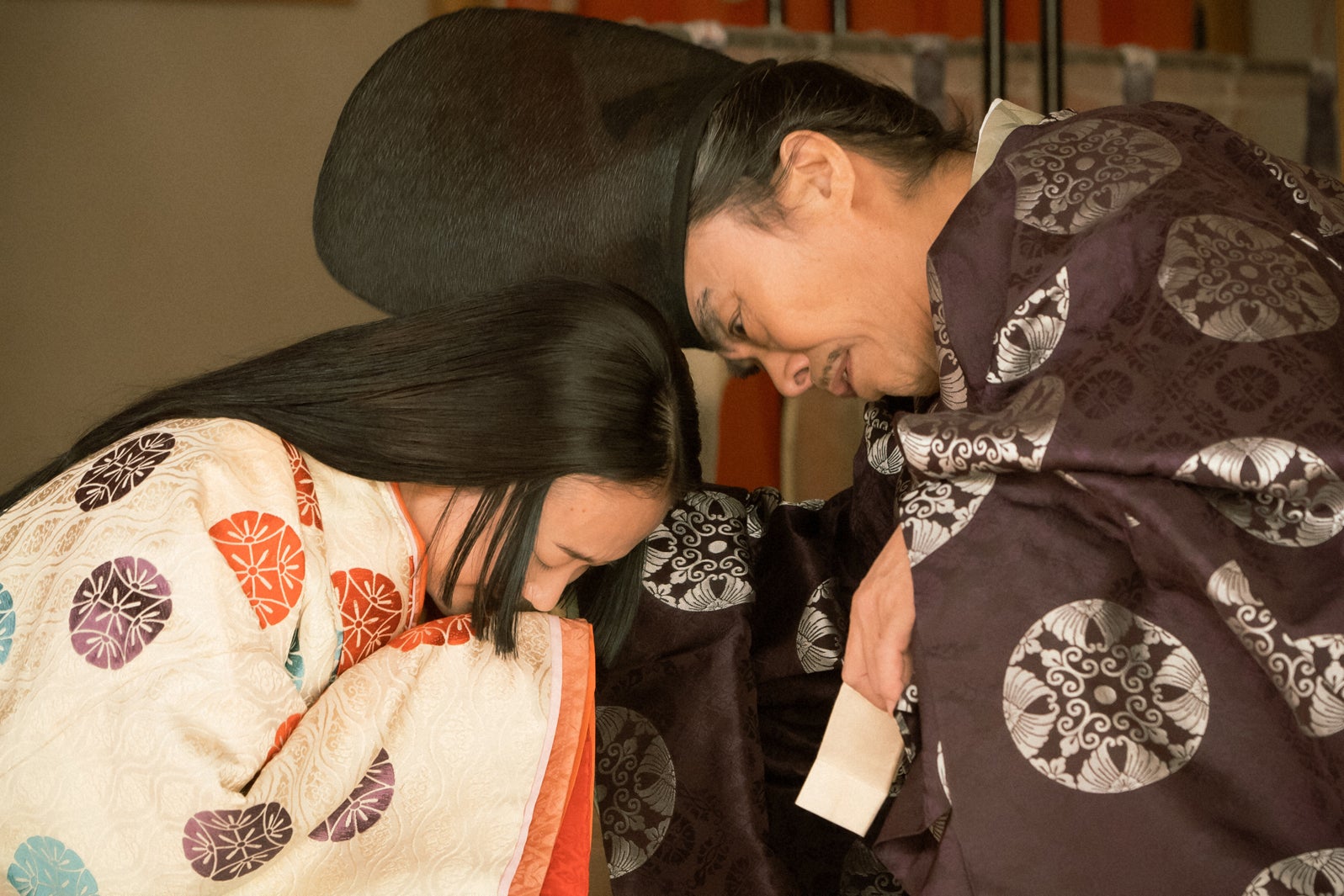 黒木華、益岡徹「光る君へ」第12話より（C）NHK