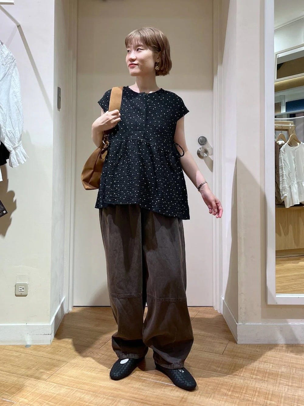 こなれて見えるブラウンデニムが新鮮！  出典：WEAR