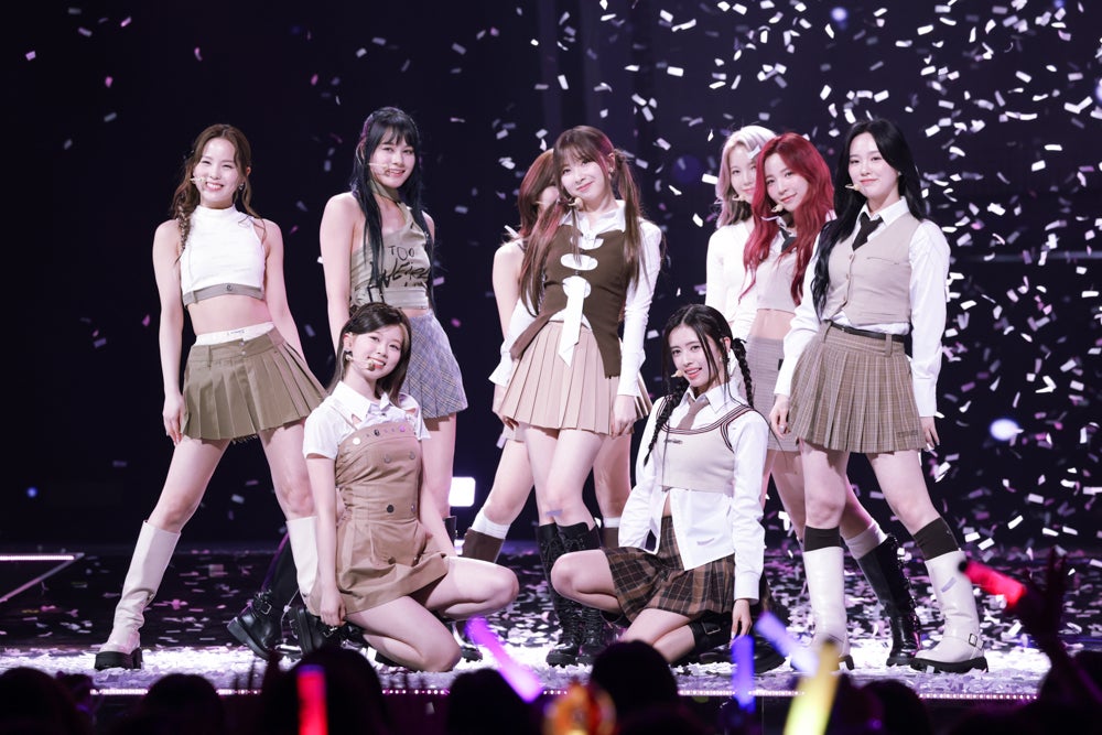 NiziU（C）ASEA 組織委員会