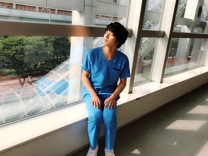 日光浴する山崎賢人(画像提供:フジテレビ)