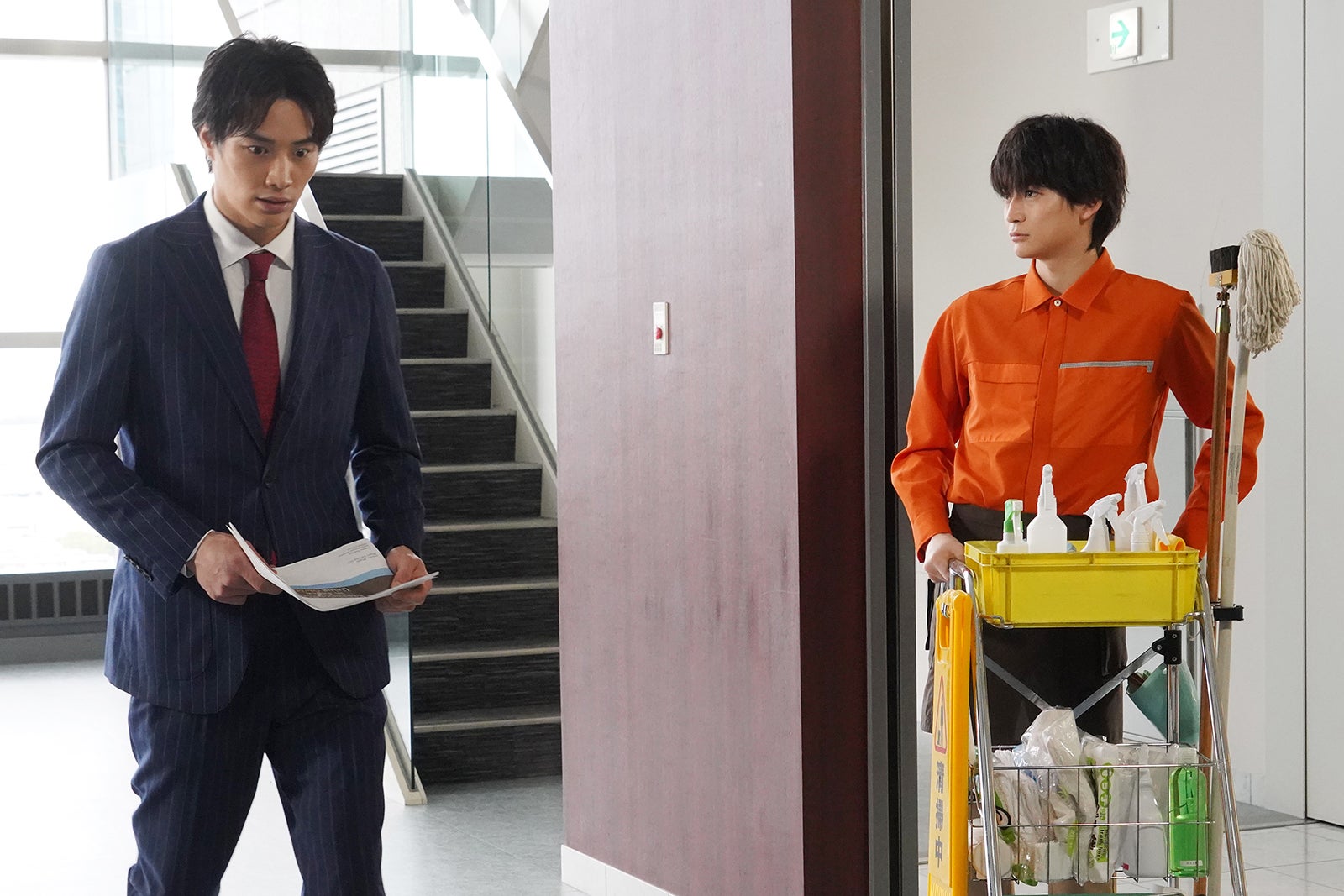 鈴木伸之、高橋文哉／「悪女（わる）～働くのがカッコ悪いなんて誰が言った？～」第5話より（C）日本テレビ