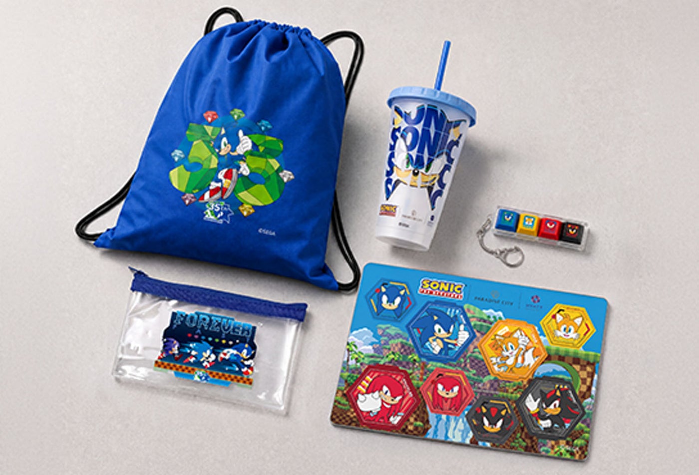 コラボ限定グッズ5種類(リユーザブル・コールドカップ、キーキャップキーホルダー、PVCポーチバッグ、パズルマグネット、巾着)/提供画像