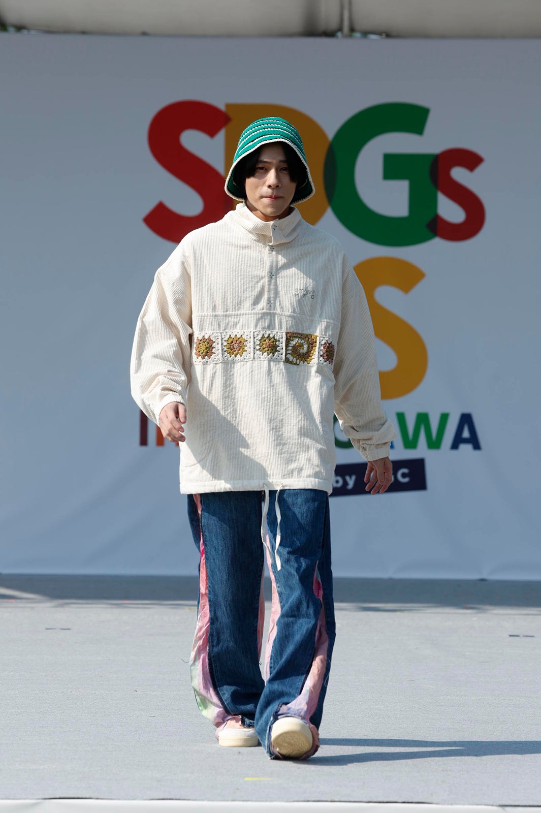 山下幸輝、キュートな笑顔に釘付け  異素材組み合わせパンツ着こなす＜SDGs FES in EDOGAWA＞