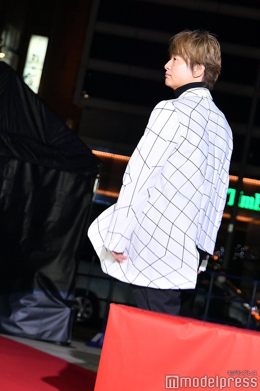 踊りながら去っていく香取慎吾 （C）モデルプレス