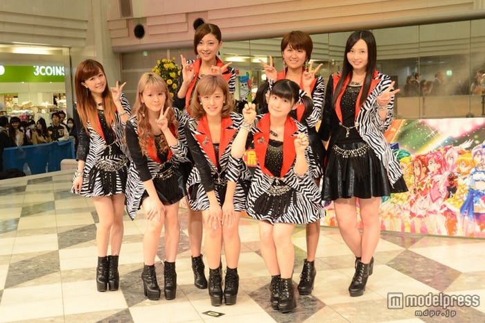 Berryz工房(前列左から:清水佐紀、菅谷梨沙子、夏焼雅、嗣永桃子 後列左から:熊井友理奈、徳永千奈美、須藤茉麻)