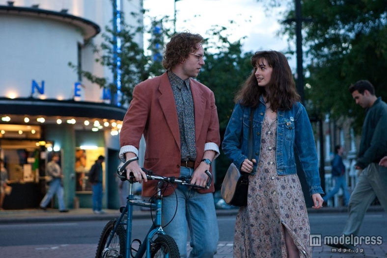 1994年7月15日のエマ（アン・ハサウェイ）／映画「ワン・デイ23年のラブストーリー」／（C）2011 Focus Features LLC. All Rights Reserved.