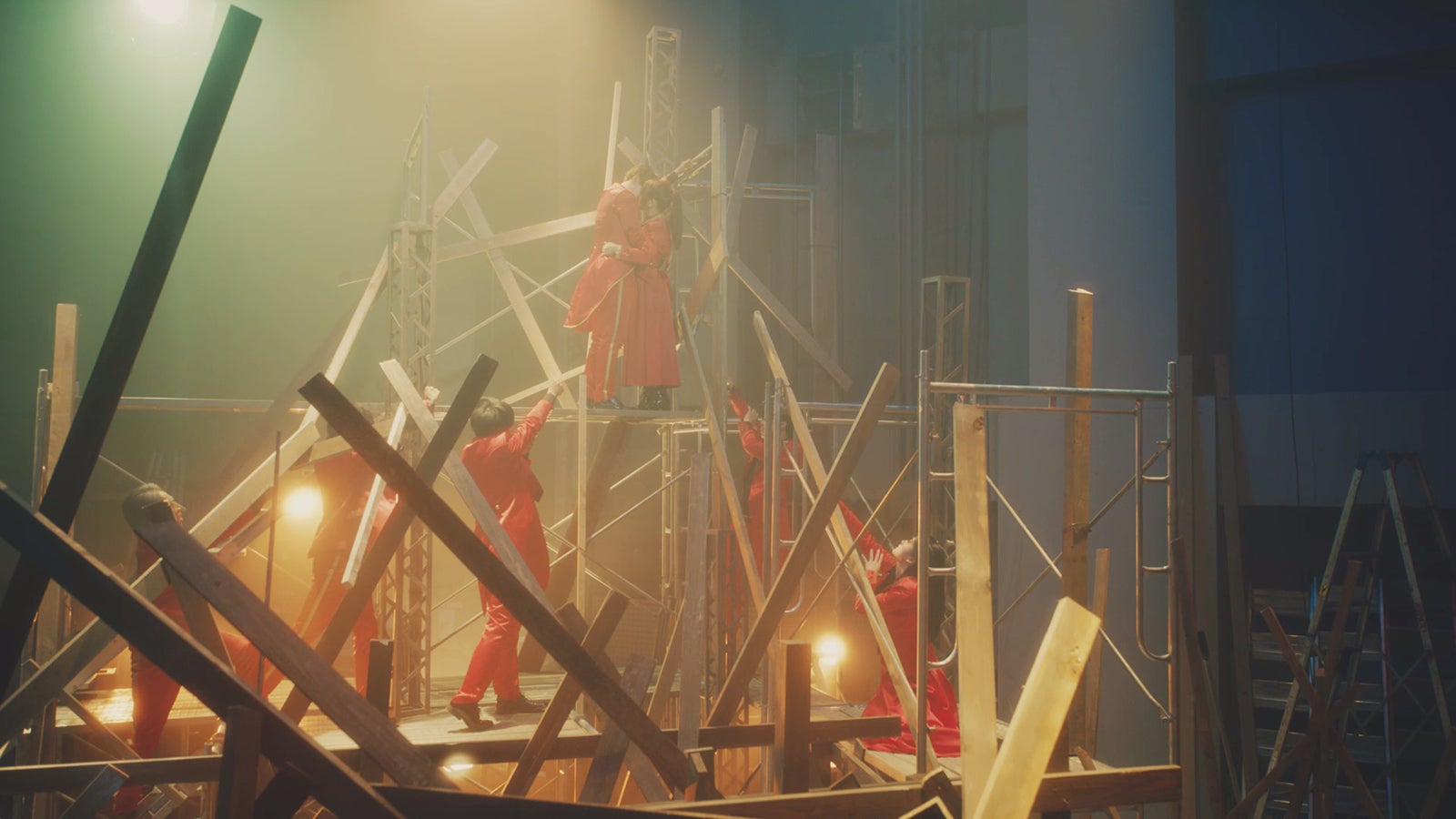 吉本坂46RED「君の唇を離さない」MVより（提供写真） 