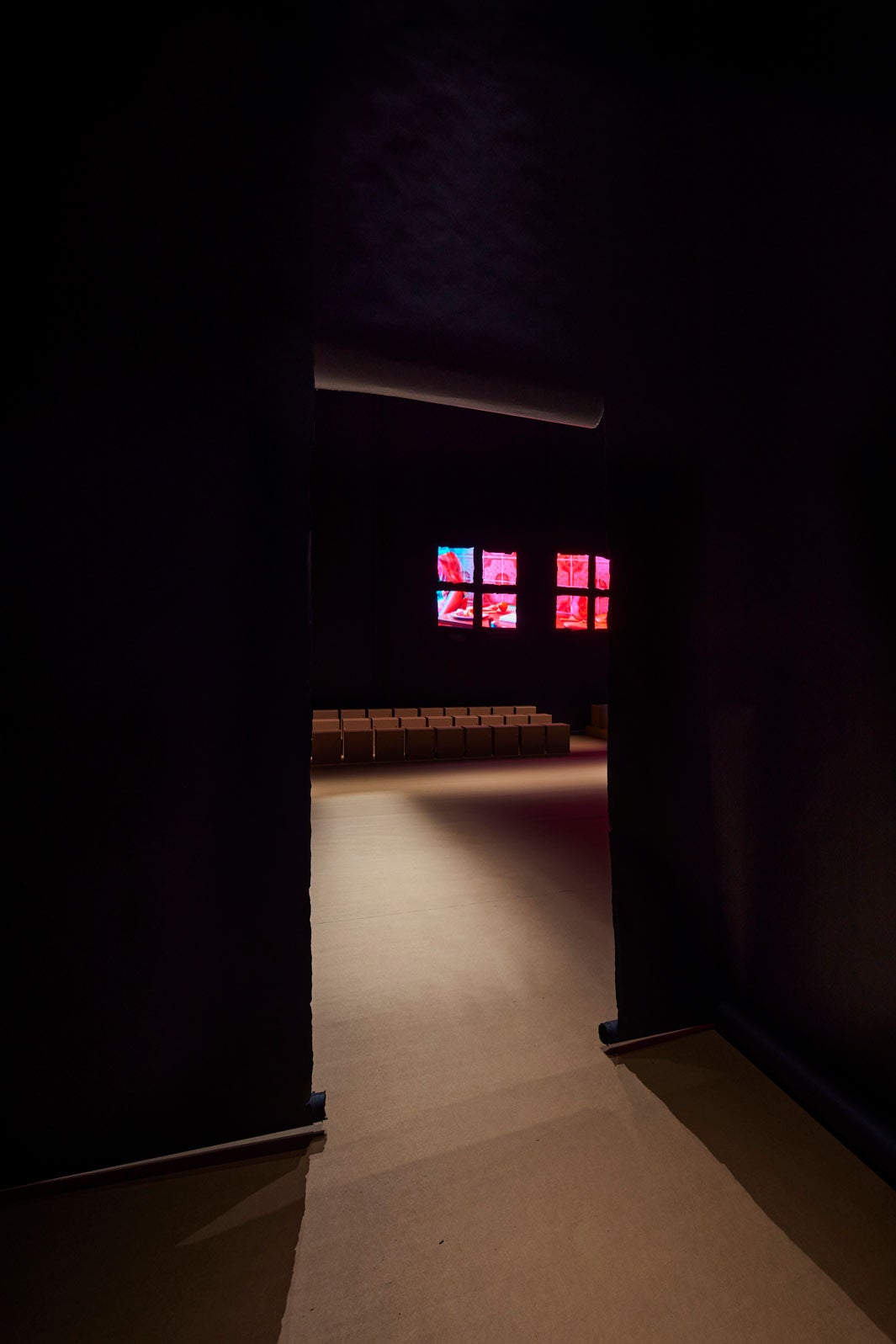 「TOUCH OF CRUDE」ショースペース（提供写真）