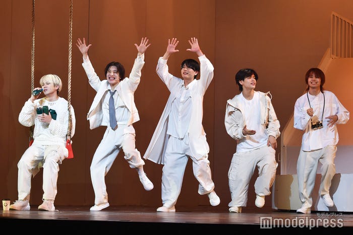 「愛なんだ」を歌う佐々木大光、後ろで盛り上げる中村嶺亜、本高克樹、菅田琳寧、矢花黎/「MASSARA」ゲネプロより(C)モデルプレス