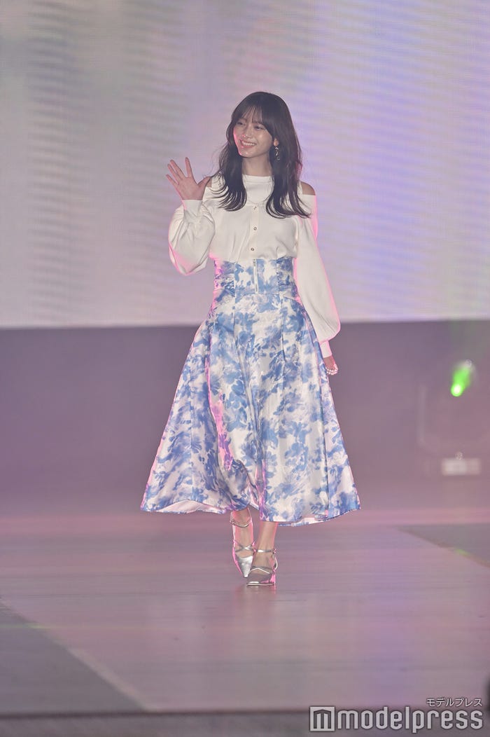 櫻坂46田村保乃、“肩見せ”で華奢スタイル際立つ<GirlsAward 2023 A/W> - モデルプレス