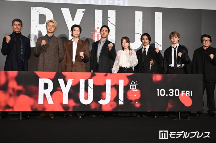 (左から)伊藤英明、JUNON、萩原利久、柳楽優弥、川栄李奈、三宅健、RYUKI、水田伸生監督(C)モデルプレス