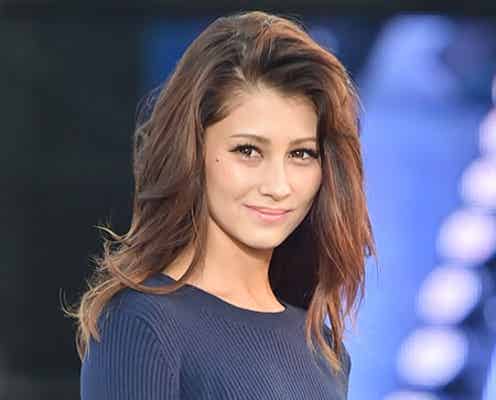 ダレノガレ明美、美ボディライン際立つ クールな視線に会場熱狂<琉球アジアコレクション2015>