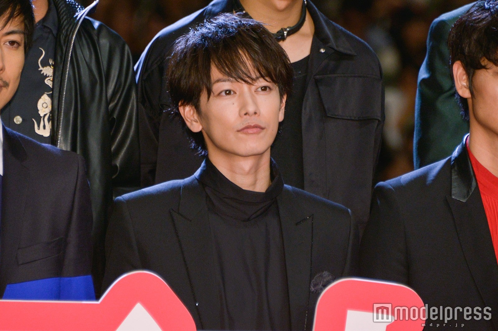 佐藤健、2センチ首縮む　綾野剛が助ける