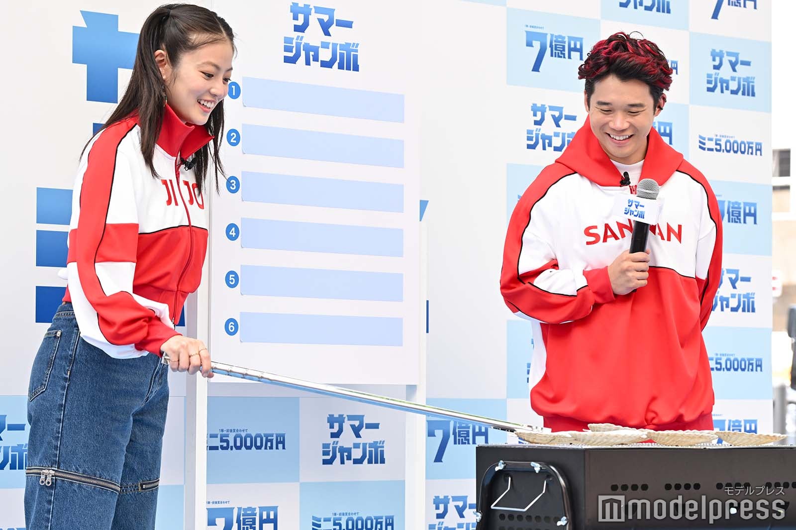 ジャンボトングで真珠を取り出す今田美桜、見守る矢本悠馬（C）モデルプレス