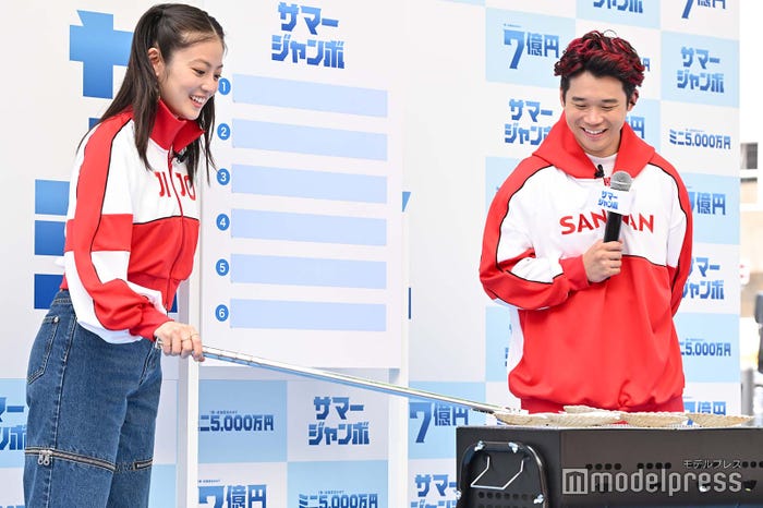 ジャンボトングで真珠を取り出す今田美桜、見守る矢本悠馬(C)モデルプレス