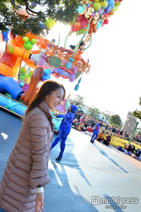 手振りや手拍子などで参加／モデル：竹内渉