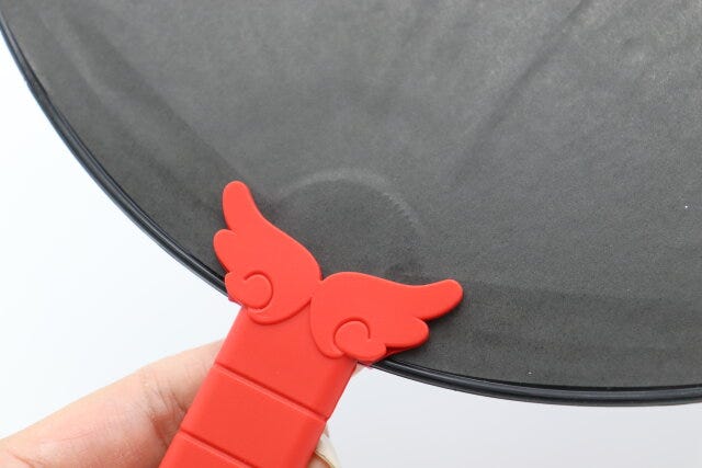 ダイソー うちわグリップ(羽、レッド、ブルー) 装着 デザイン ダイソー うちわグリップ(羽、レッド、ブルー) 装着 デザイン