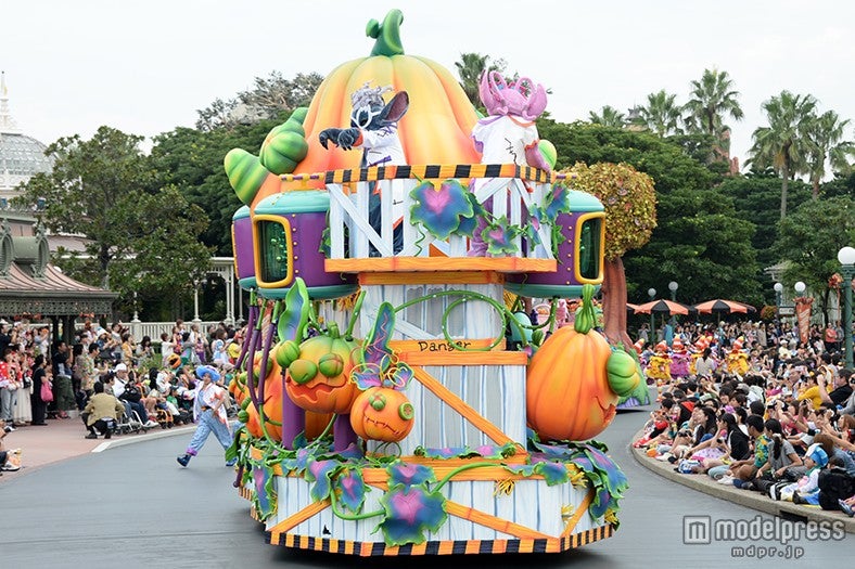 「ハッピーハロウィーンハーベスト」巨大なカボチャを創り出すラボラトリーのフロート