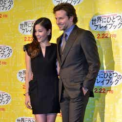 黒木メイサ、ブラッドリー・クーパー(C)2012 SLPTWC Films,LLC. All Rights Reserved.配給:ギャガ