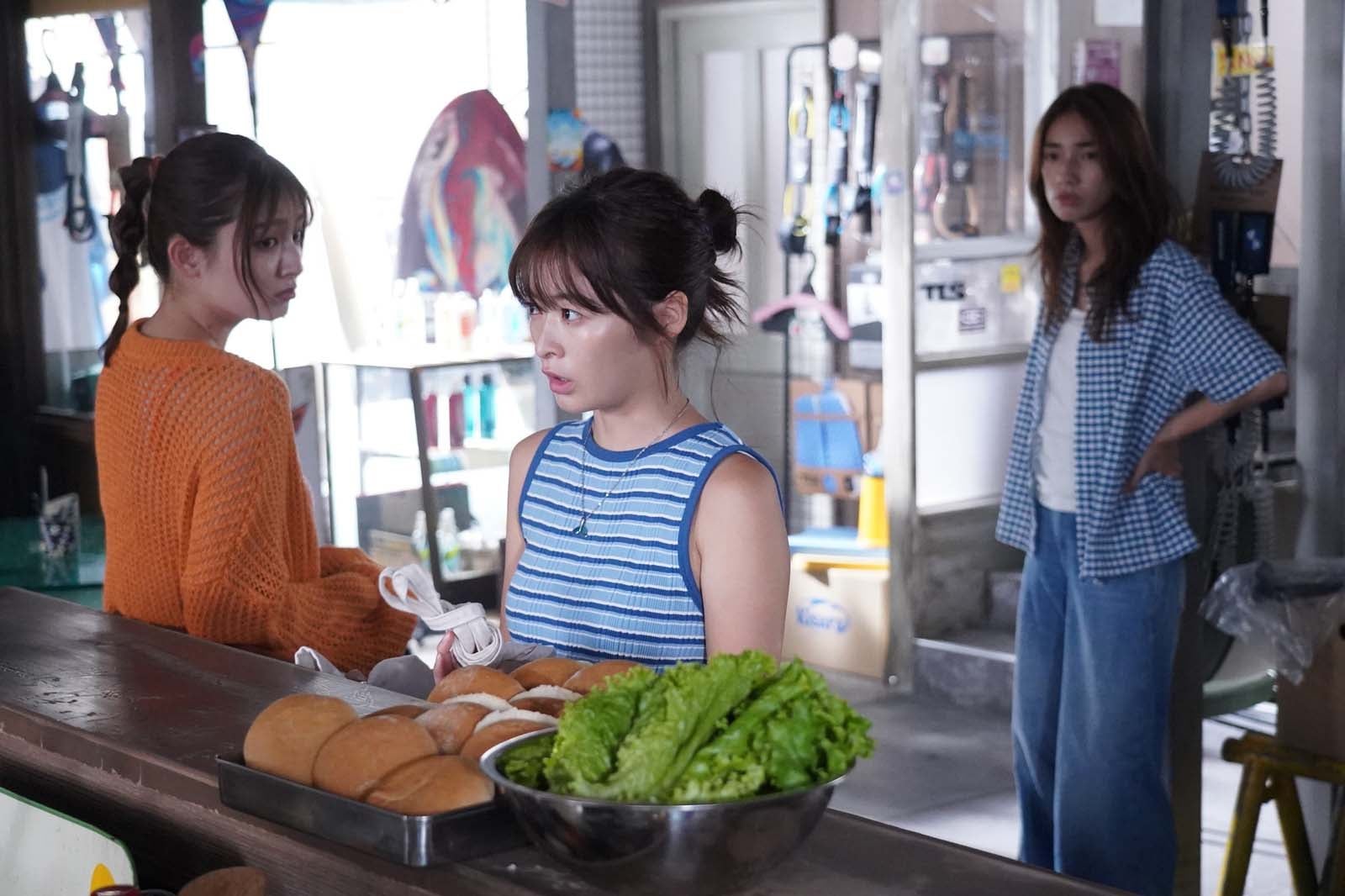 吉川愛、森七菜、仁村紗和「真夏のシンデレラ」第5話より（C）フジテレビ