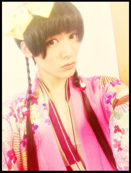 D-BOYSメンバーの“女装好き”告白に反響、ツルツル美脚披露「やめるつもりはありません」