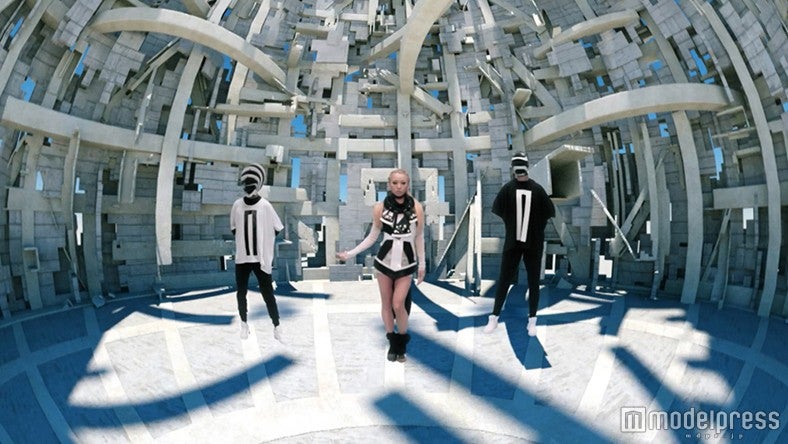 倖田來未の新感覚ミュージックビデオ「Dance In The Rain」より