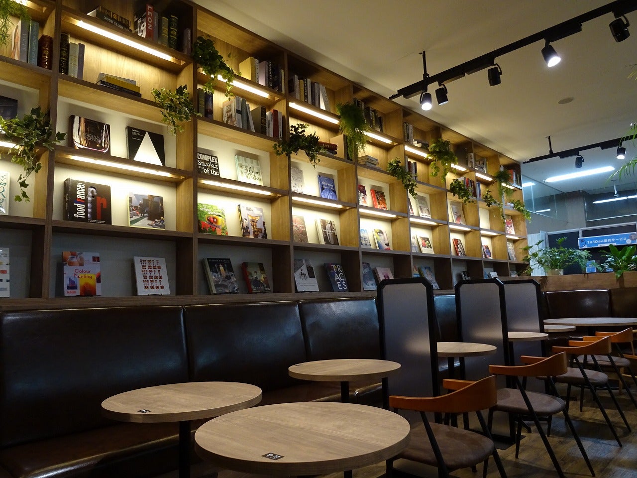 SHARE LOUNGE 蔦屋書店 新潟万代／画像提供：CCC 蔦屋書店カンパニー