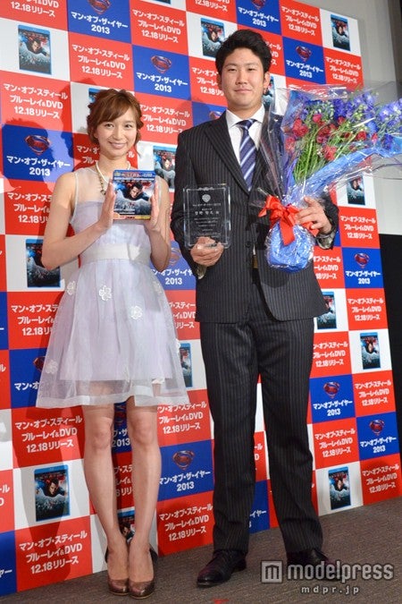 【左から】芹那、読売巨人の菅野智之選手