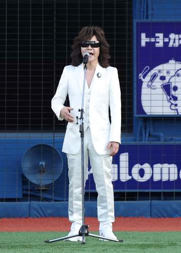 龍玄とし ハマスタ降臨 「夢舞台に立つことができました！」 唯一無二の伸びやかな歌声で国歌独唱 両軍ナイン聞き入る