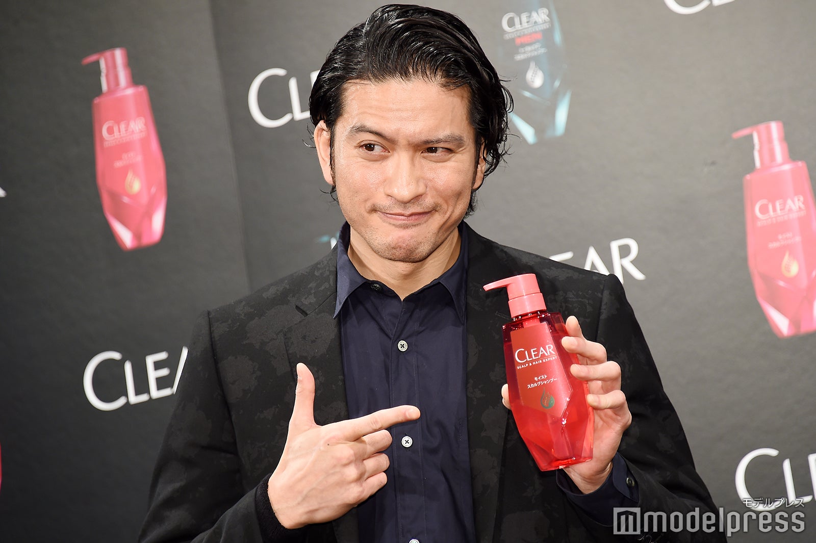 サービス精神旺盛！次々とポーズを変えながらフォトセッションに応じた長瀬智也（C）モデルプレス