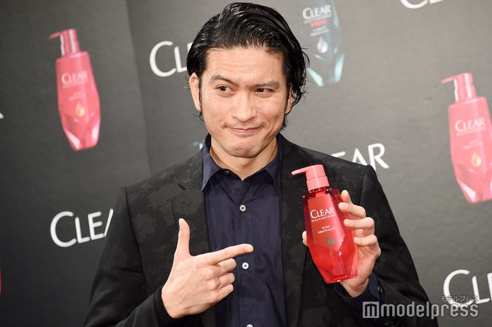 サービス精神旺盛!次々とポーズを変えながらフォトセッションに応じた長瀬智也(C)モデルプレス