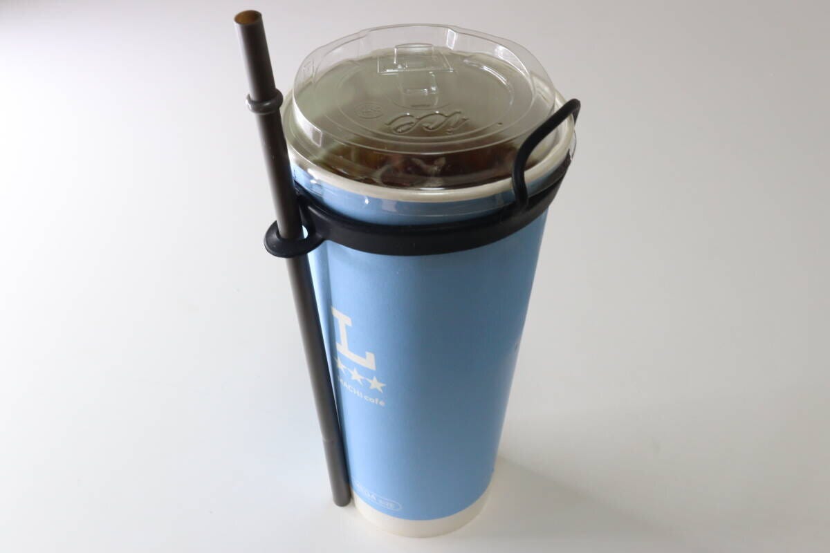 ダイソーのシリコンドリンクカップホルダーにストローを刺す