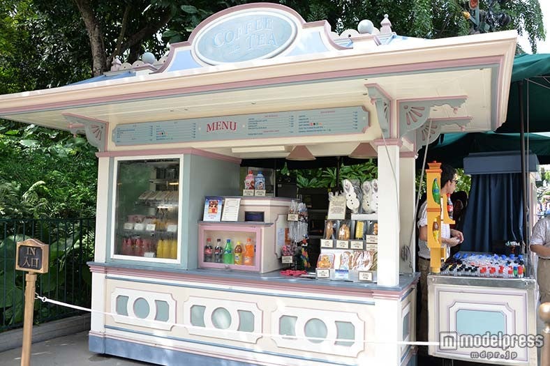 眠れる森の美女の城に向かって左手のフードワゴン