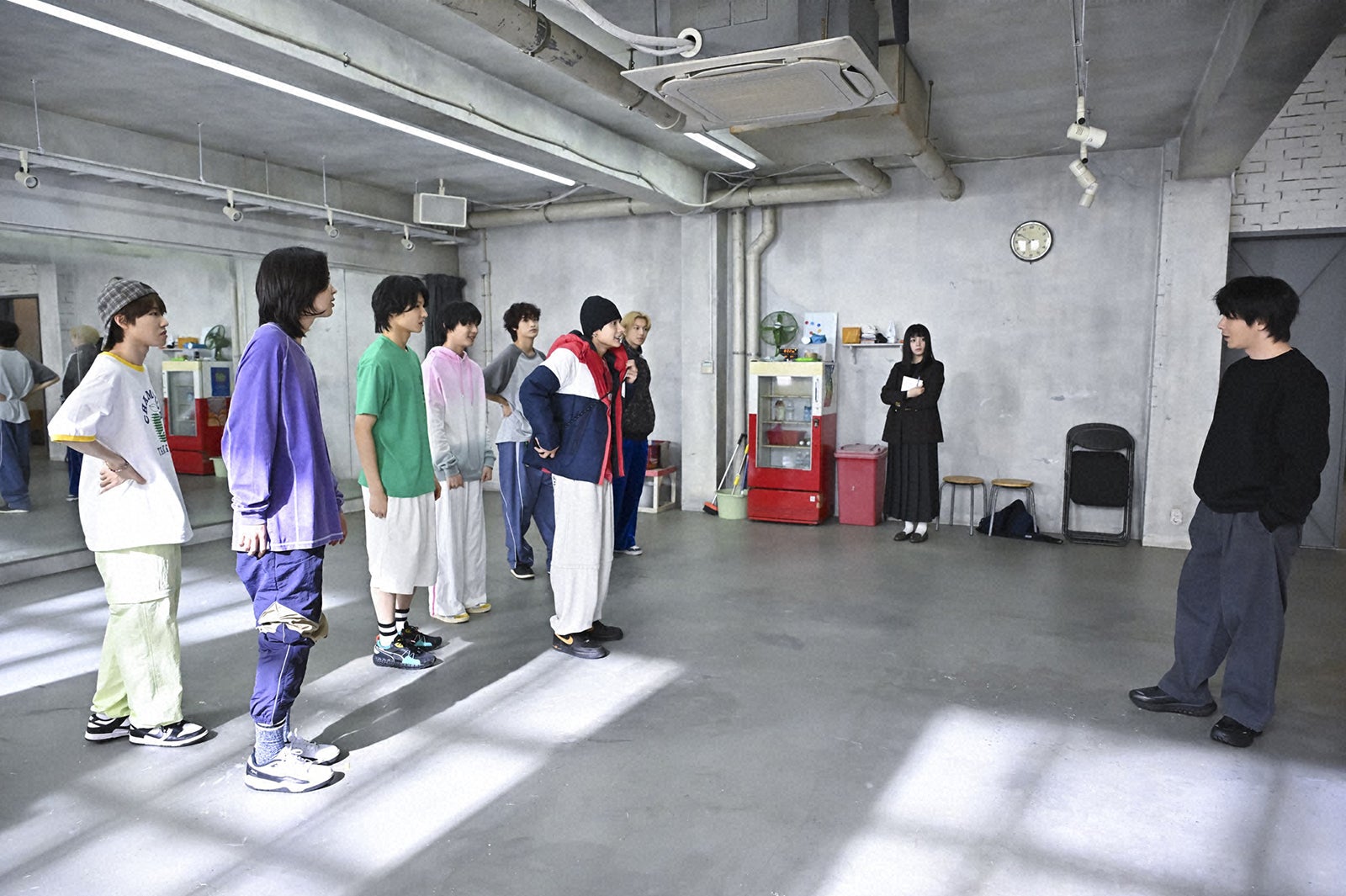 （左から）アト、カイセイ、ユウヤ、ドヒョク、キムゴン、ユンギ（左奥手）ターン、（中央奥）池田エライザ（右）中村倫也「DREAM STAGE」第1話（C）TBS