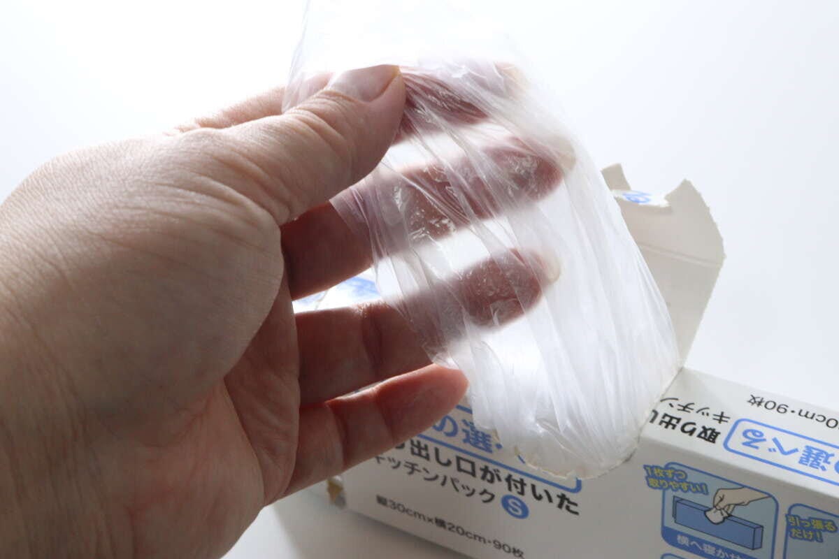 手のひらに乗せた透明なキッチンパックが薄く透けている様子
