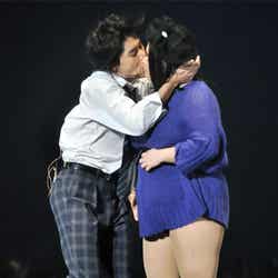 吉村崇、渡辺直美が「第13回東京ガールズコレクション 2011 AUTUMN／WINTER」のステージで熱烈キス