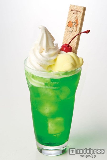 「穴があったら入りたい…ぐでフロ～ト（メロンソーダ）」800円（税抜）／画像提供：クリエイト・レストランツ・ホールディングス、サンリオ