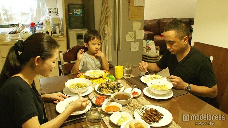 インドネシアの日本人妻・ヒロコさん、夫・ナラさん、長男・ルイくん／画像提供：毎日放送