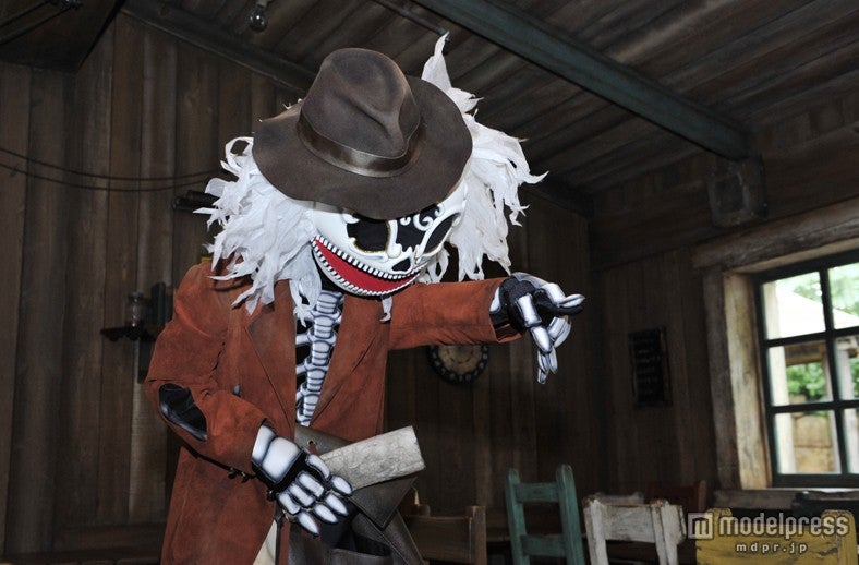 宝を探す墓泥棒のスケルトン（C）Disney