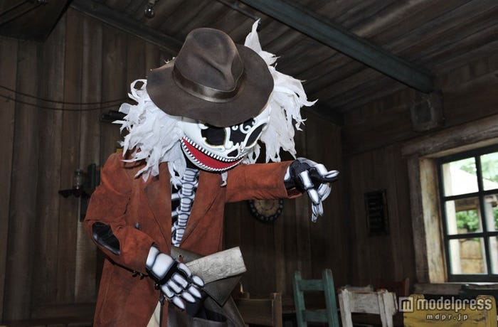 宝を探す墓泥棒のスケルトン(C)Disney