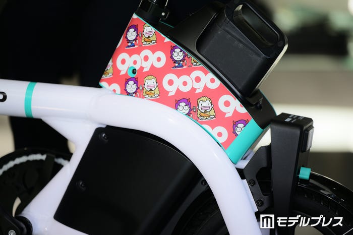 「9090×令和ロマン」オリジナルデザインLUUP(C)モデルプレス