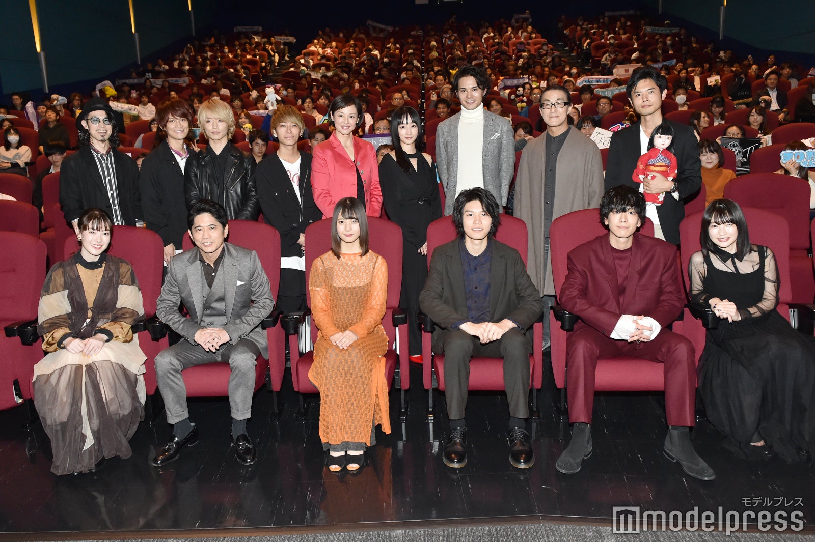 （後列左から）わちゅ～、Jun、TSUBASA、大輝、黒沢あすか、福島雪菜、近藤雄介、粟根まこと、宮岡太郎監督（前列左から）水上京香、萩原聖人、小坂菜緒、萩原利久、黒羽麻璃央、石川瑠華（C）モデルプレス