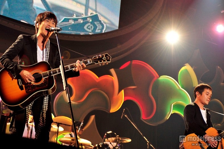 ゆず、観客総立ちで「栄光の架橋」を大合唱　新曲も初披露