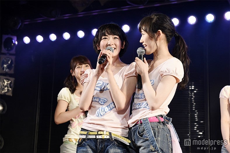 （左から）生駒里奈、渡辺麻友（C）AKS