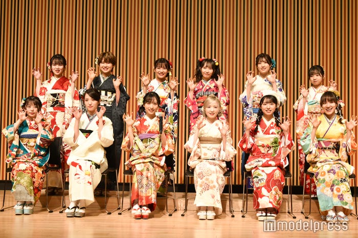 虎ポーズをとる(後列)上見天乃、高橋彩香、安田叶、山邊歩夢、蔵本美結、石綿星南(前列)濱咲友菜、下尾みう、小栗有以、本田仁美、山内瑞葵、下口ひなな (C)モデルプレス
