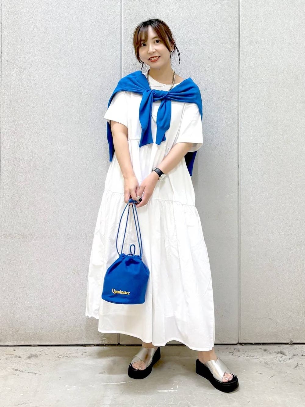 涼しく着映えするワンピースにポップな差し色をきかせて 出典:WEAR
