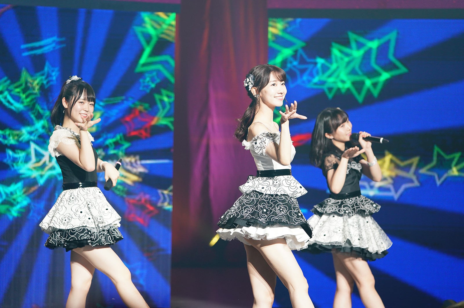 西川怜、柏木由紀、坂口渚沙（C）AKS