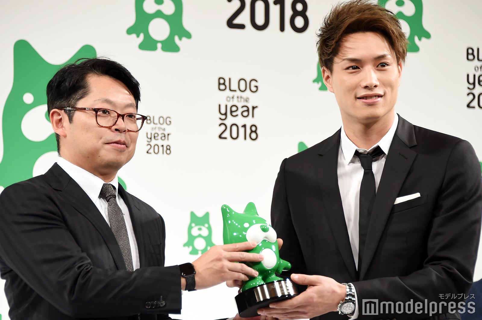 トロフィーを受け取った鈴木伸之（C）モデルプレス